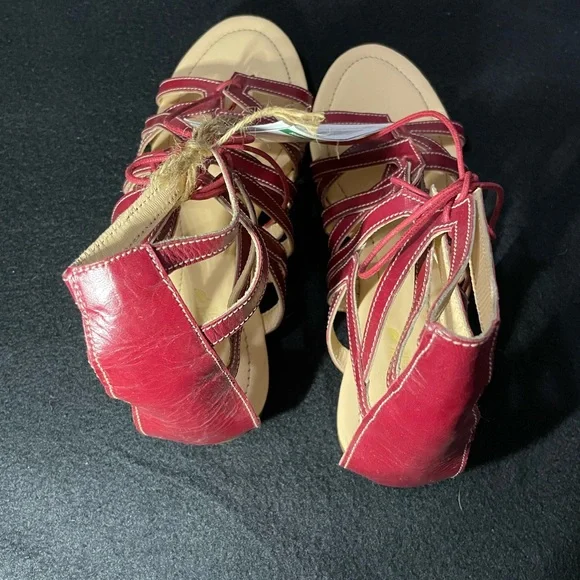 Those scrappy sandals are a “maroogundy”(maroon and burgundy) Very Cute! - Picture 6 of 8